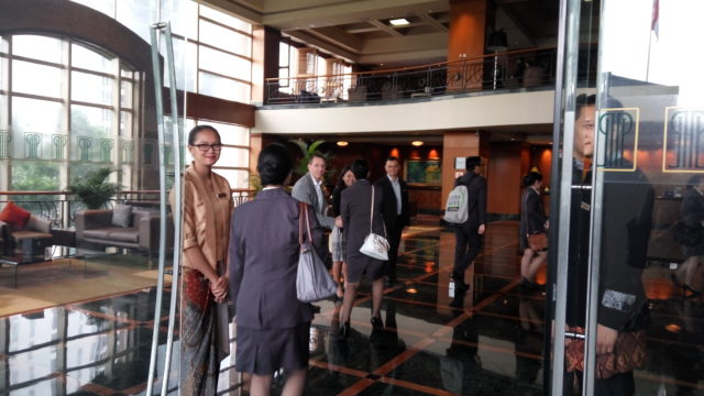 Penyambutan mahasiswa di lobby The Park Lane Jakarta oleh jajaran tim manajemen