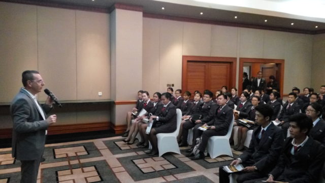 Mr. Darrel Cartwright selaku General Manager The Park Lane Jakarta memberikan ucapan selamat datang dan arahan terhadap program Table Manner and Hotel Tour kepada seluruh mahasiswa