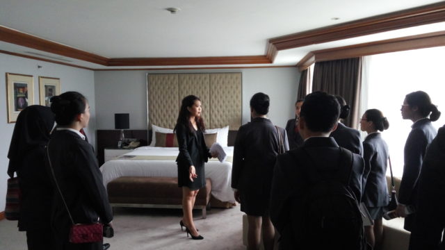 Mahasiswa mendengarkan penjelasan yang diberikan pada saat hotel tour ke salah satu guest room The Park Lane Jakarta
