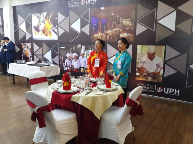 Tim II HM BINUS: Fransiska Evadyna (kiri) dan Elvi Lidyana (kanan) berfoto dengan karya mereka yaitu Vietnamese Table Set Up 