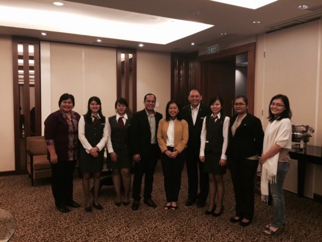 Perwakilan kedua tim HM Binus (Valencia, Fransisca, Erine) beserta jajaran Manajemen Starwood Hotel dan Dosen Pembimbing (Ibu Rachel Dyah Wiastuti) di Le Meridien Hotel Jakarta 
