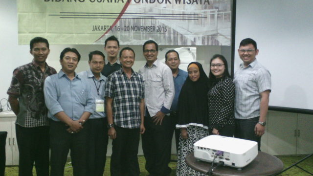 Rachel Dyah Wiastuti (kedua dari kanan) dan sebagian peserta pelatihan calon auditor lainnya di lokasi tempat training di Hotel Sparks Jakarta