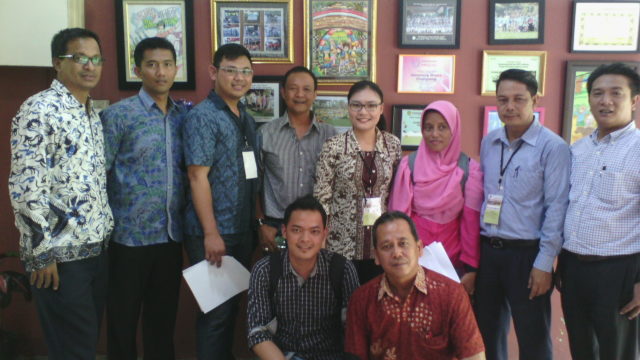 Rachel Dyah Wiastuti dan peserta pelatihan calon auditor lainnya di lokasi audit Desa Wisata Cinangneng