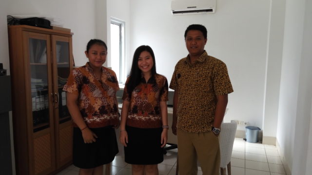 Saya bersama tim dari HR (Ibu Essy dan Bapak Sugi)