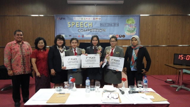 Foto bersama semua Tim Juri dan ketiga pemenang Speech Competiton (Elvi Lydiana ketiga dari kanan)