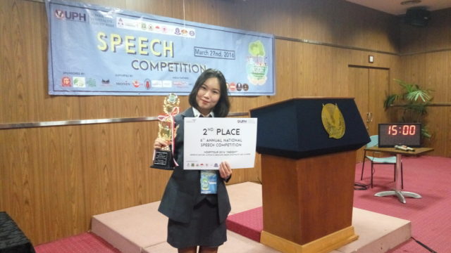 Elvi Lidyana dari tim pertama HM BINUS meraih Juara II Speech Competition HOSPITOUR 2016 