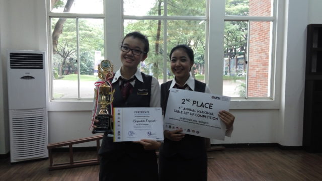 Tim kedua HM BINUS yang berhasil meraih Juara II Table Set Up Competition (Sarra Kimberly dan Bernadeta Larasati) 