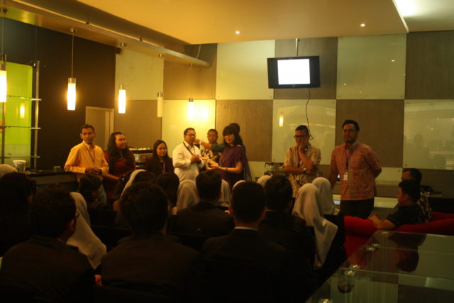 Hotel Management memberikan sambutan kepada siswa siswi SMK Paramitha