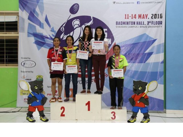 Valencia Fergie dari Hotel Management (podium I sebelah kanan) meraih Juara I kategori ganda putri bersama dengan Tri Ria Maya