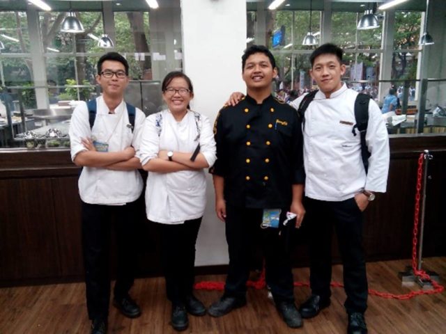 Tim HM Binus (Seragam kitchen berwarna putih, kiri ke kanan) Okta Fernando, Irene Pratiwi Yorman dan Yudha Setia Negara 
