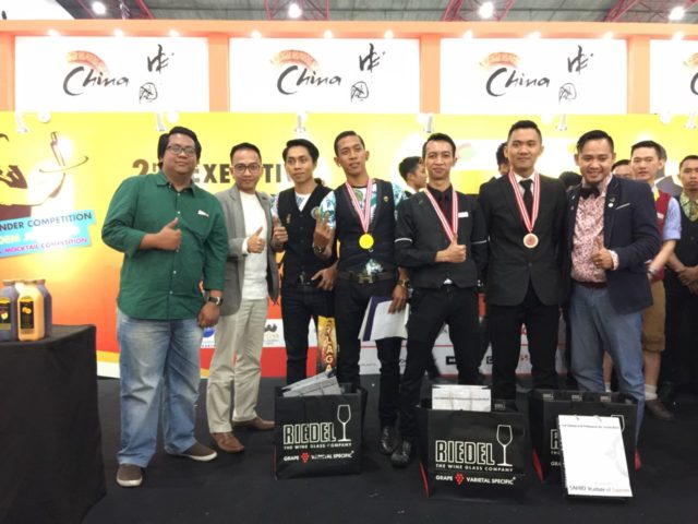 Bapak Darwin T (i kiri) bersama para pemenang lomba Flair Mixology