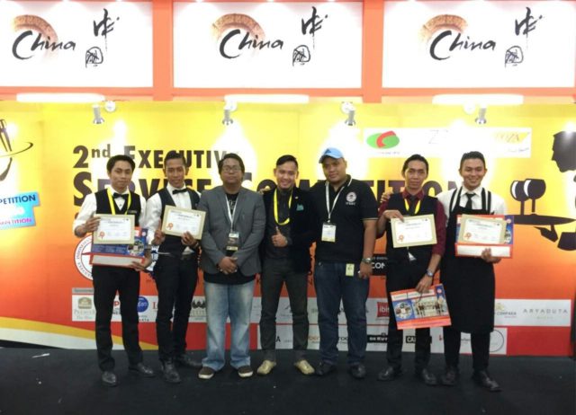 Bapak Darwin T (ketiga dari kiri) bersama para pemenang lomba Flair Mixology