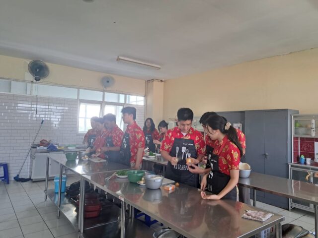 Siswa/siswi mendengarkan penjelasan sebelum memulai cooking class,